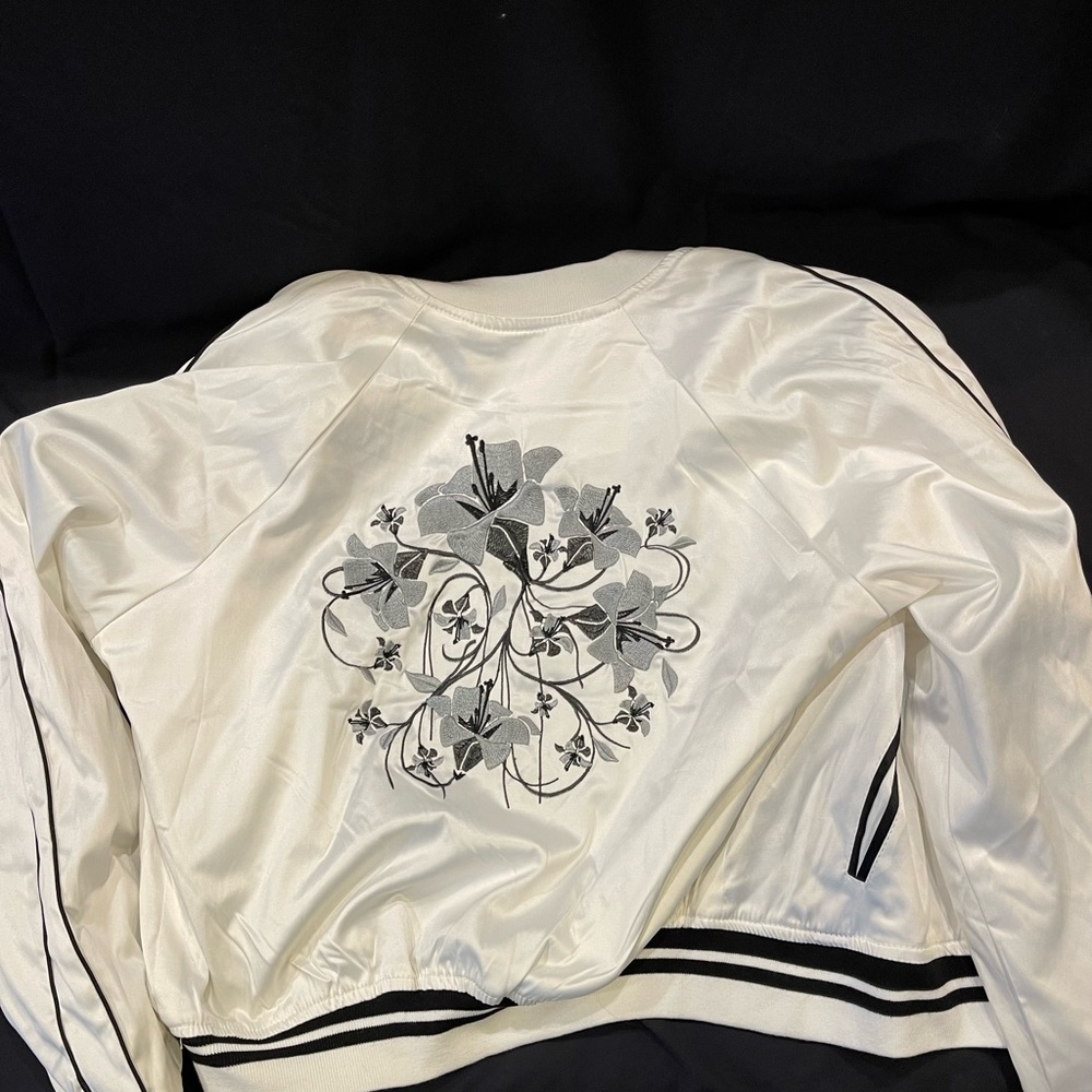 Flower embedded silk jacket